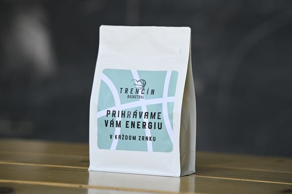 Káva s logom klubu Trenčín Basketbal — biely obal s tyrkysovou etiketou