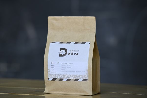 Káva s logom Dubnickej kávy — obal z hnedého papiera s potlačou