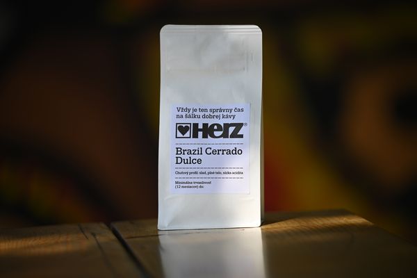 Káva s logom firmy Herz — biely obal s etiketou Brazil Cerrado Dulce
