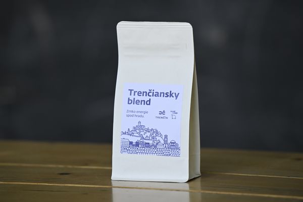 Trenčiansky blend — káva s logom mesta Trenčín na bielom obale