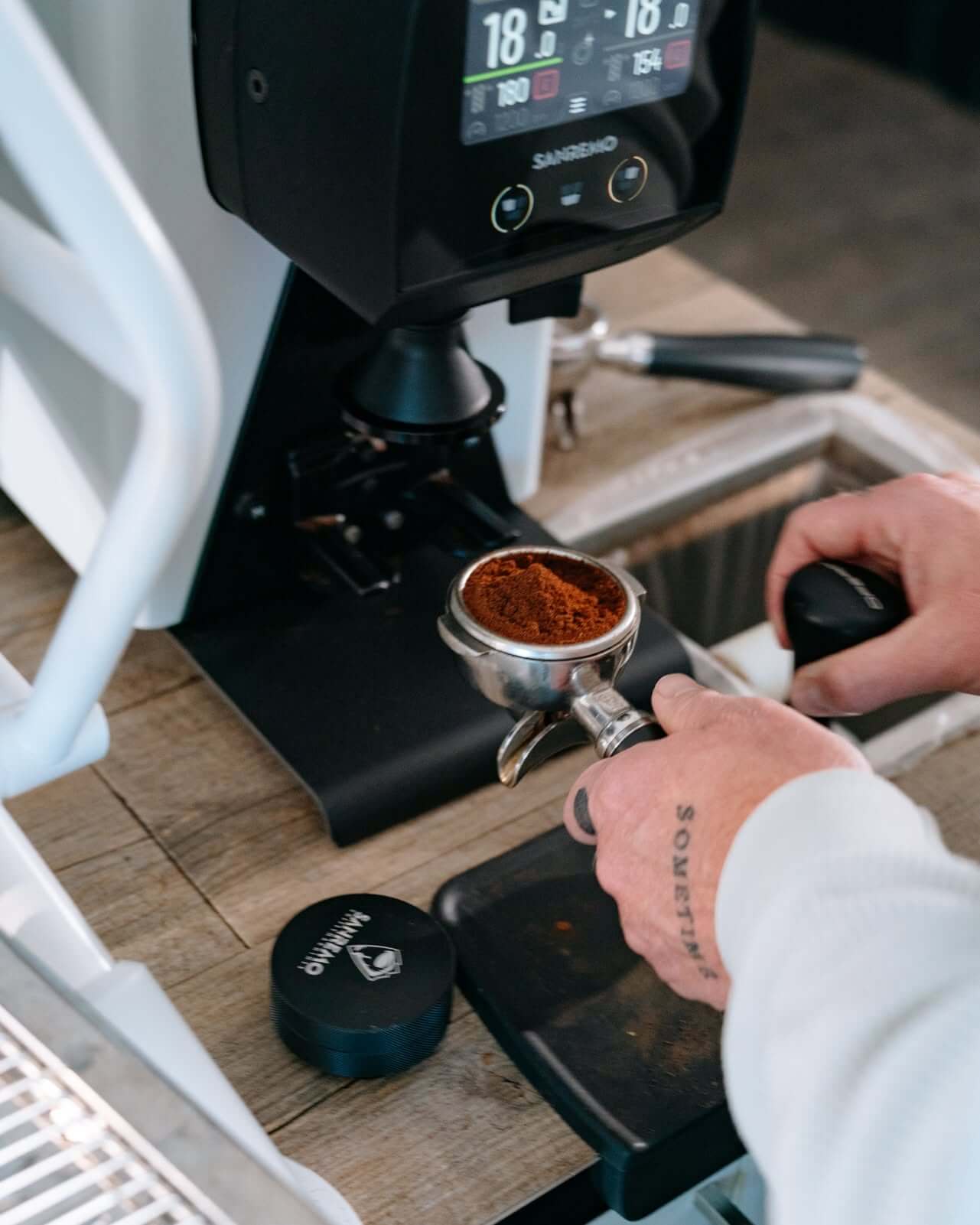 Jak nastavit mlýnek na kávu v restauraci: aby espresso chutnalo stejně na každé směně