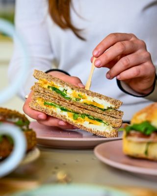 ✨ Někdy stačí málo – kvalitní pečivo, čerstvé ingredience a chuť, která sedne přesně. Naše slané svačiny jsou připravené...
