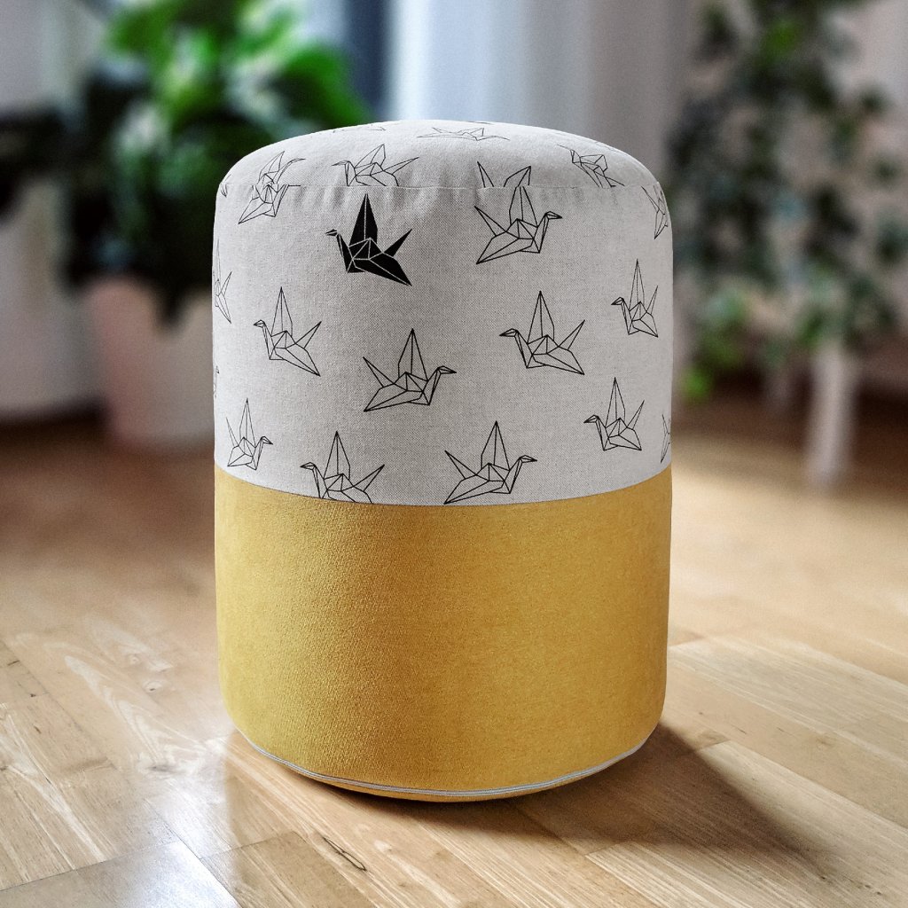 cogi cogipill pill sedák taburet bobek sezení bobánek pouf puff pilulka bobík vak válec sedací posezení váleček puf pufy origami ptáčci ptáci ptáček pták příroda přírodní béžová béžový žlutý žlutá hořčice hořčicový hořčicová hořčicově zlatý zlatá mustard podnožka originální scandi šitý šitá látka látkový látková nordic polystyren kuličky zip textil bavlna duté vlákno polyester