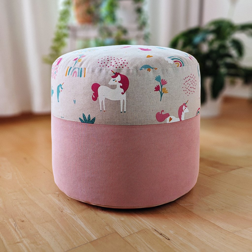 cogi taburet puf podnožka bobek sezení bobánek bobík pouf puff vak válec sedací posezení váleček do interiéru jednorožec jednorožci unicorn duha duhový barevný pastelový béžová béžový růžová růžový originální scandi šitý šitá látka látkový látková nordic polystyren kuličky zip textil bavlna duté vlákno polyester