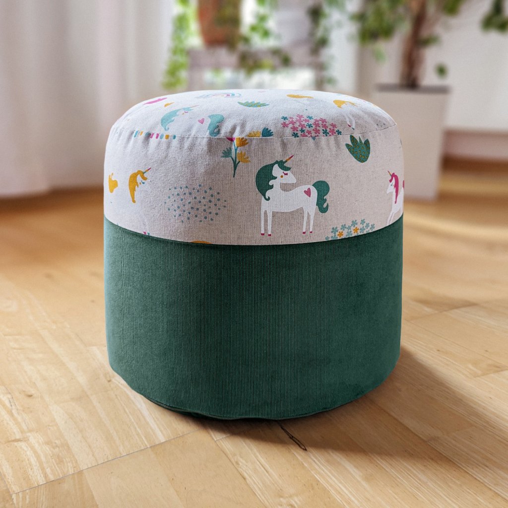 cogi taburet puf podnožka bobek sezení bobánek bobík pouf puff vak válec sedací posezení váleček do interiéru jednorožec jednorožci unicorn duha duhový barevný pastelový béžová béžový zelená zelený originální scandi šitý šitá látka látkový látková nordic polystyren kuličky zip textil bavlna duté vlákno polyester