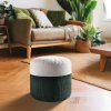 Taburet PEBBLE SIMPLE/GREEN v obývacím pokoji u pohovky