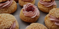 Choux s krémem z ruby čokolády a malinami