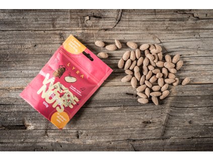 LYRA WE'RE NUTS Mandle v hořké čokoládě s kakaem