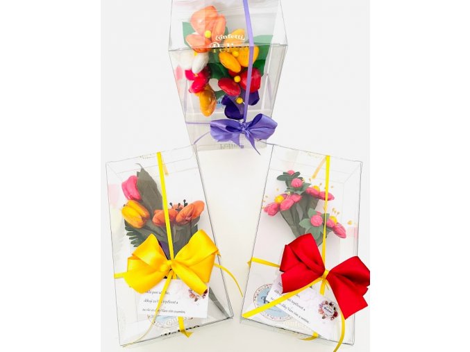 Kytice sasanek a tulipánů v dárkové krabičce - ANEMONE PŘEVÁZANÁ MAŠLIČKOU S CEDULKOU DLE VÝBĚRU