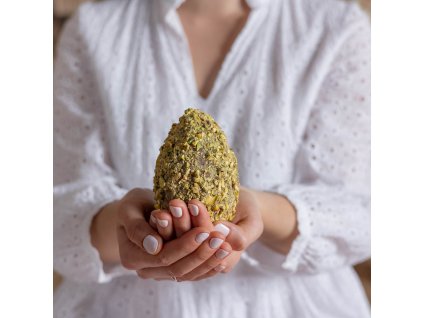 Mléčné vajíčko plněné karamelem obalené v pistácii