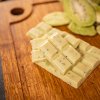bila tabulka cokolady kiwi exoticka kysela cokolada leto sladka osvezujici cokoladovna janek
