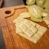 bila tabulka cokolady kiwi osvezujici chut leta lyofilizovane ovoce 10 % cokoladovna janek
