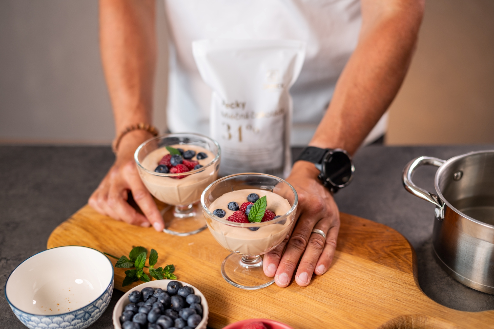 Čokoládová pena s ovocím a sušienkovou krustou