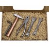 Sammlung von Schokoladenwerkzeugen - Werkzeuge mit einem Hammer + Packung Schrauben