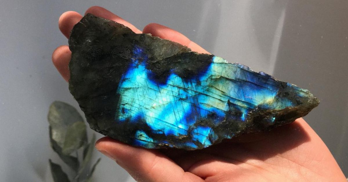 kamen-labradorit-ucinky