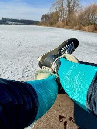 Více kontroly, méně únavy. 👍 Když se ostří zakousne do ledu, chceš mít jistotu. Kompresky drží tempo i na ledě 🧊🏒...