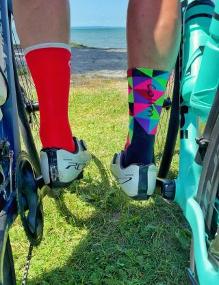 Už náš vybrané ponožky na kolo? 🚴🏻‍♂️🚴‍♀️ Tak přifrč na web, nebo do prodejny a vyber si barvu, výšku - prostě ponožky...