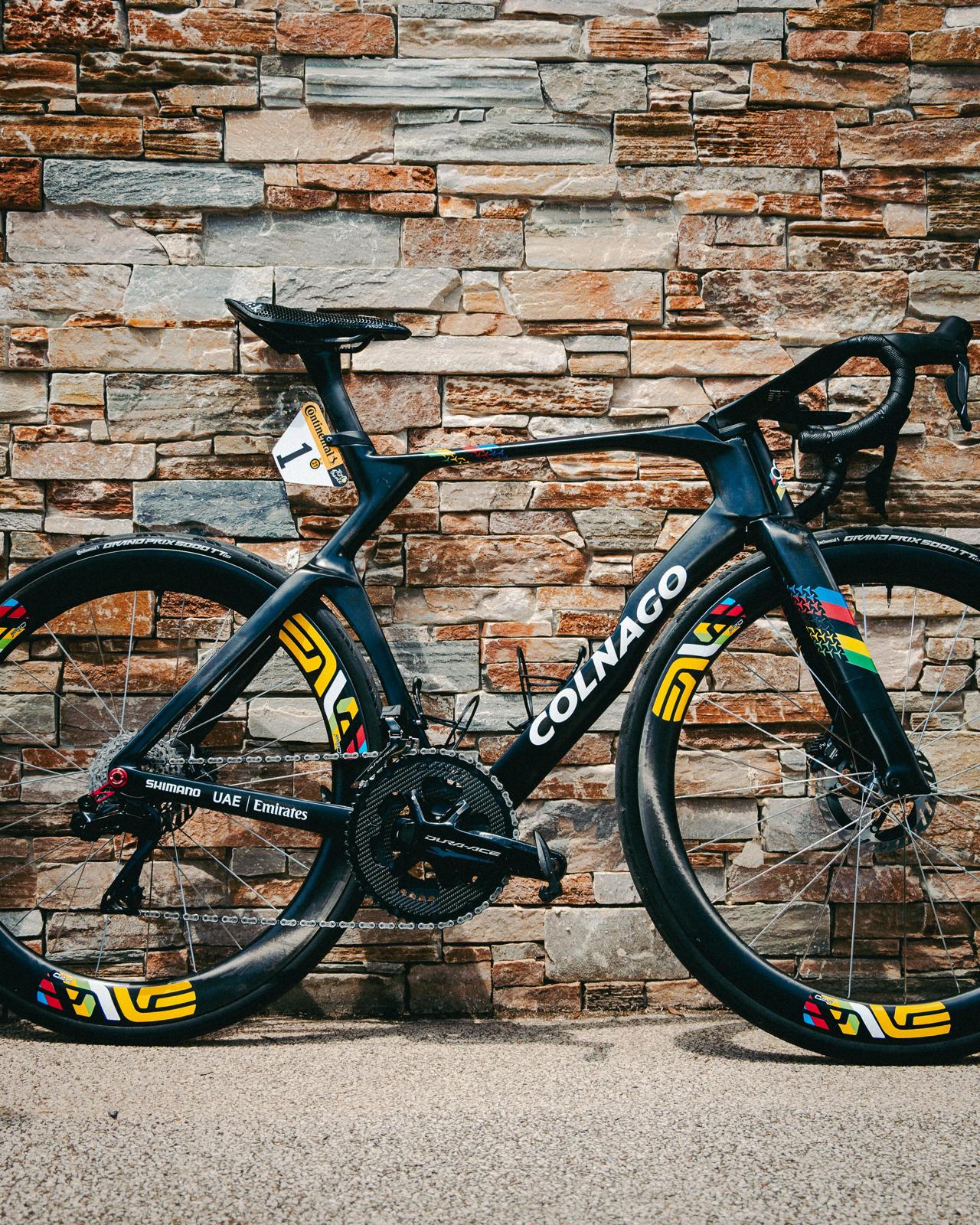 Pogačarovo černé Colnago Y1Rs pro třetí týden Tour