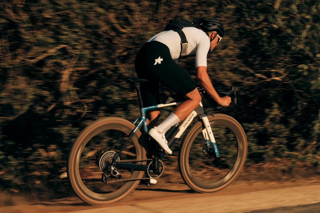 Colnago G5-X při jízdě v gravelovém terénu