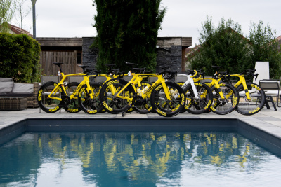 Colnago Y1Rs Yellow Fleet v týmovém zázemí