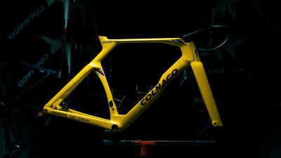 Závodní kolo Colnago Y1Rs ve žlutém provedení