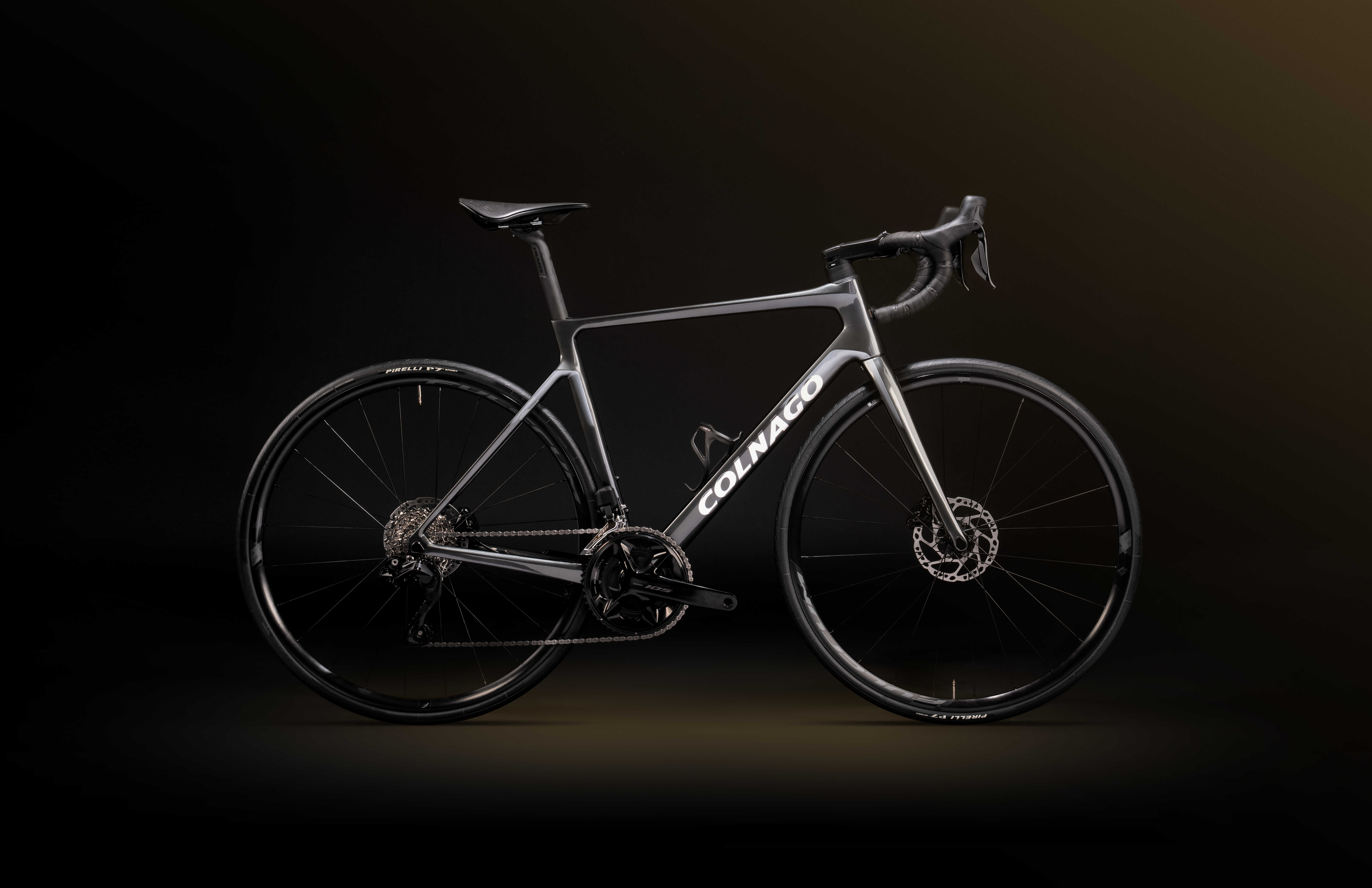 colnago-v4-grigio---fondo-nero-laterale-bagliore-oro_optimized