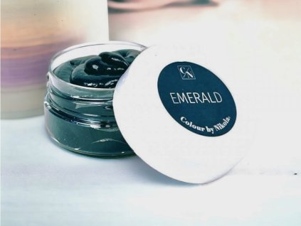 Colour by Nikola to profesjonalne farby do włosów EMERALD, które są używane w salonach fryzjerskich, ale ć w domu.