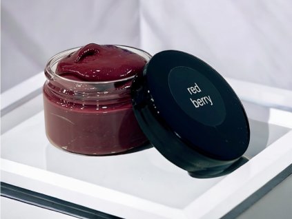 Colour by Nikola to profesjonalne farby do włosów RED BERRY, które są używane w salonach fryzjerskich, ale ć w domu.