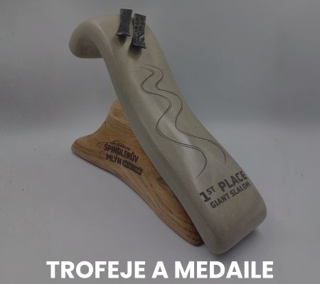 Trofeje, ocenění a medaile z betonu a dřeva