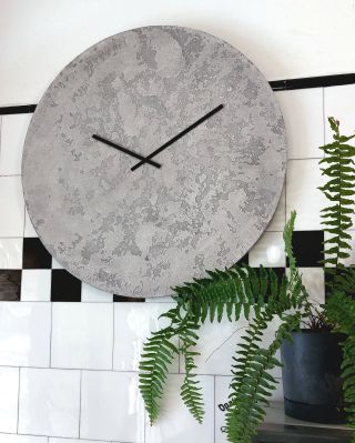 Dnešní úplněk bude velký, stejně jako tyto hodiny s betonovou stěrkou, jejíž struktura připomíná měsíční krajinu. Každý...