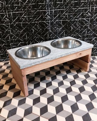 Dopřejte vašim čtyřnohým parťákům něco extra 🐶 Tenhle stojan na misky nejenže zpříjemní stravování pejskům, ale vám také...