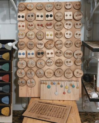 Víte, že beton nepatří jen do základů, ale dá se i nosit? A že dřevo není jen na topení, ale také umí udělat parádu?...