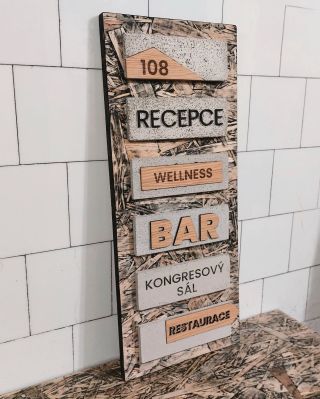 Hrátky s betonem a dřevem pokračují. Takto mohou vypadat stylové cedulky a směrovky třeba pro hotel. Dát si ji ale můžete...