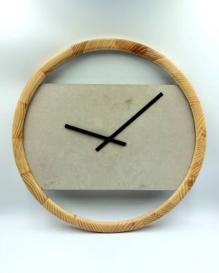 Dřevo s betonem je prostě boží kombinace. A tenhle kousek to jen potvrzuje. Obruč z jasanového dřeva o průměru 40 cm, k...