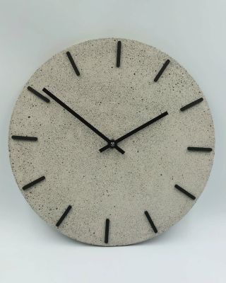 Broušený betonový ciferník v kombinaci s černými čárkami a jemnými ručičkami. Jednoduché, elegantní a stylové nástěnné...