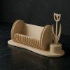 Designový vizitkář s tulipánem na pracovní stůl