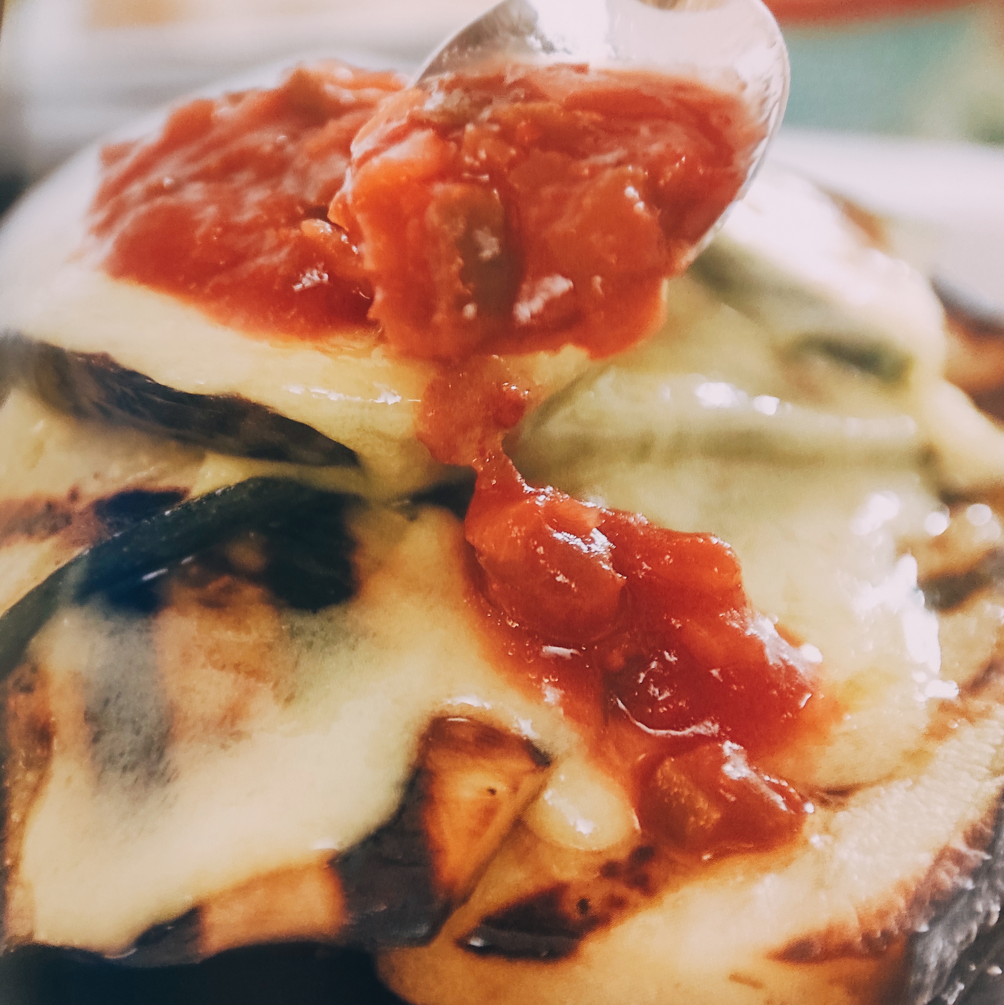 Grilovaný lilek a cuketa se salsou