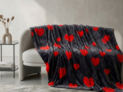 Hebká deka RED HEARTS – černá s originálním motivem srdcí