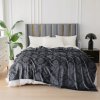 Tmavě šedá mikroplyšová deka s ornamenty VELORIA pro váš interiér