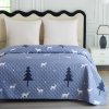 Stylový přehoz na postel JELEN A STROM šedý s jeleny a stromy