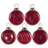 Tradiční skleněné vánoční ozdoby v červené barvě