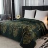 Tmavě zelený přehoz na postel VENECIA s elegantním vzorem listů