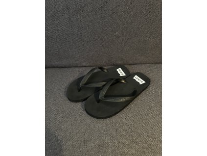 Klasické čierne šľapky Levi’s