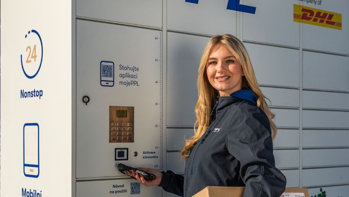Zákaznice vyzvedává balík z PPL boxu s nonstop provozem