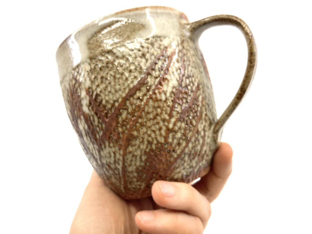 Ručně točený a rytý hrnek s popelovou glazurou