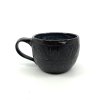 Hrnek z tmavé hlíny, popelová glazura
