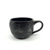 Hrnek z tmavé hlíny, popelová glazura