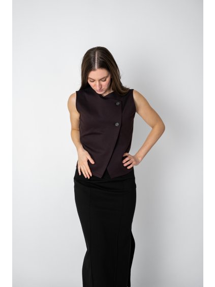 Elegantní asymetrická vesta „Clara“ – tmavě čokoládová