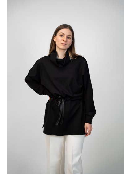 Černá tunika s vysokým límcem a saténovou šňůrkou