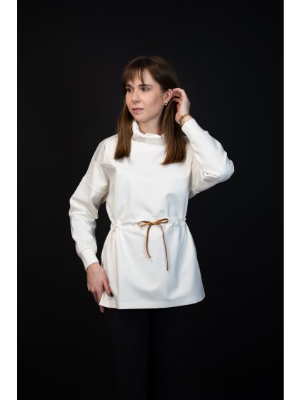 Krémová tunika s vysokým límcem a saténovou šňůrkou